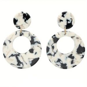 NEW Women Black & White stud earrings